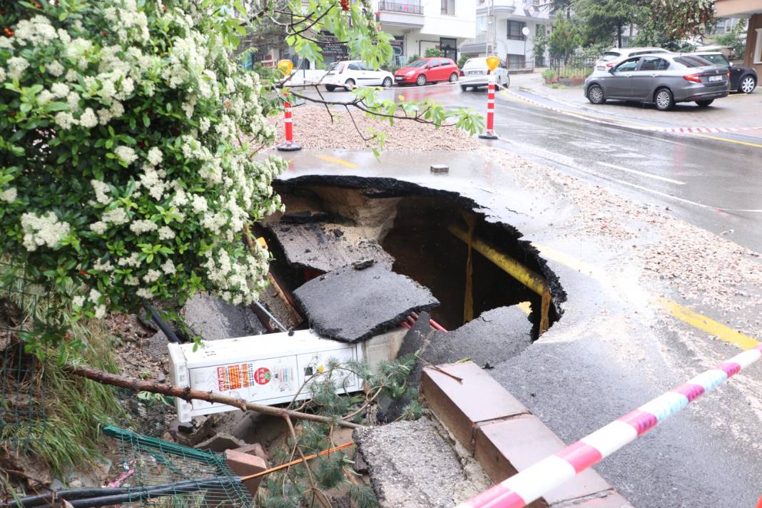 Sağanak sonrası Ankara’da yol çöktü 10